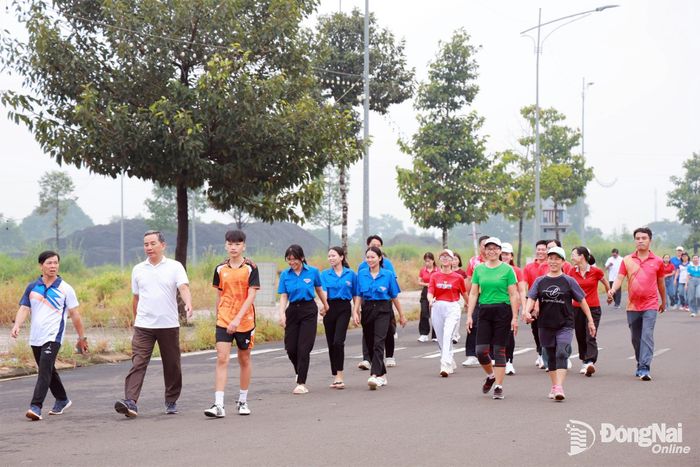 Đông đảo cán bộ, đoàn viên, hội viên, thanh niên, lực lượng vũ trang và nhân dân xã Phú Riềng hưởng ứng chương trình. Ảnh: Vũ Nguyện