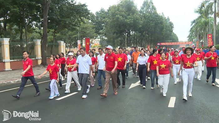 Cán bộ, công chức, viên chức và nhân dân phường Chơn Thành tham gia chương trình đi bộ “Cùng Việt Nam tiến bước” năm 2026. Ảnh: Đỗ Trình