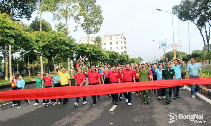 Đoàn đại biểu về đích trong hành trình đi bộ tại phường Long Khánh.