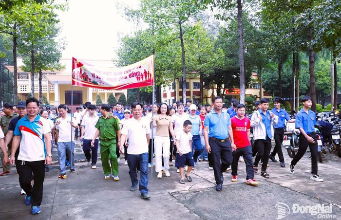 Trên 400 cán bộ, đoàn viên và nhân dân xã Thiện Hưng tham gia đi bộ hưởng ứng chương trình. Ảnh: Như Tình