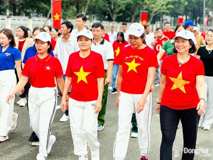 Sự kiện thu hút gần 300 cán bộ, công chức, viên chức, đoàn viên, hội viên, nhân dân trên địa bàn phường tham gia. Ảnh: Mỹ Duyên