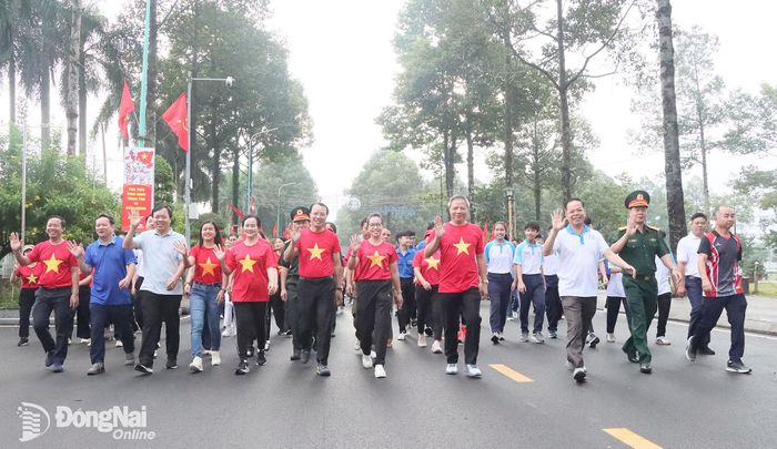 Sau lễ khai mạc, đông đảo cán bộ, nhân dân phường Bình Phước đi bộ qua các tuyến đường trung tâm phường. Ảnh: Quang Minh