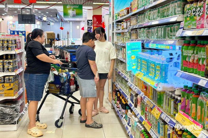 Khách hàng mua sắm tại một siêu thị ở phường Bình Phước (thành phố Đồng Nai). Ảnh: CTV