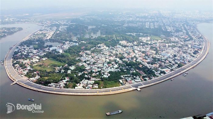 Đường ven sông Đồng Nai trên địa bàn phường Trấn Biên, thành phố Đồng Nai. Ảnh: Phạm Tùng