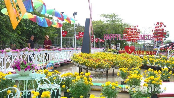 Không gian rực rỡ sắc màu tại Khu du lịch miệt vườn Happyland Hùng Thy. Ảnh: HOÀI THẢO