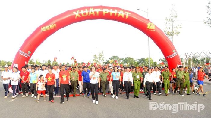 Lãnh đạo các sở, ngành tỉnh, cùng hơn 4.000 người xuất phát hưởng ứng Chương trình "Cùng Việt Nam tiến bước" năm 2026.