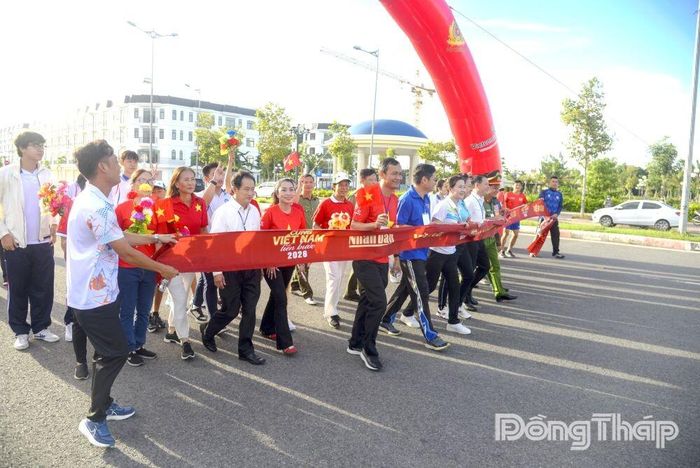 Lãnh đạo các sở, ngành, cùng người dân về đích sau khi hoàn thành chặng đi bộ 2 km.