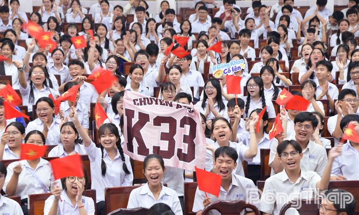 Tại điểm cầu Trường THPT Chuyên Bến Tre.