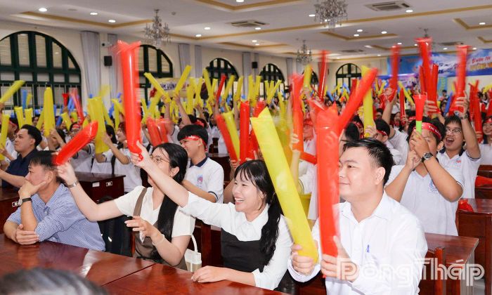 Tại điểm cầu Trường THPT Nguyễn Đình Chiểu.