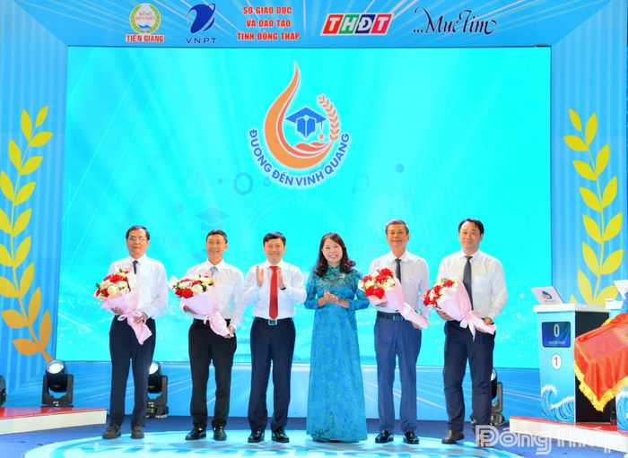 Tiến sĩ Lê Quang Trí, Giám đốc Sở Giáo dục và Đào tạo tỉnh Đồng Tháp; đồng chí Ngô Thị Ngọc Hạnh, Giám đốc Báo và phát thanh, truyền hình Đồng Tháp tặng hoa tri ân cho đại diện nhà tài trợ, đơn vị bảo trợ truyền thông và đại diện Hội đồng cố vấn và biên soạn đề thi.