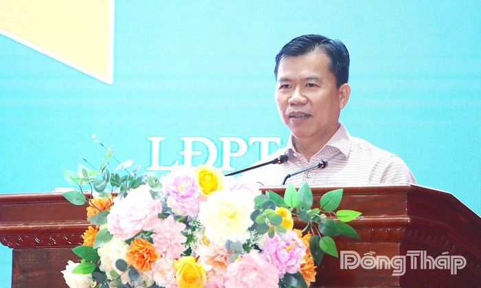 Đồng chí Nguyễn Phú Hiếu, Giám đốc Trung tâm Dịch vụ việc làm Đồng Tháp trình bày tham luận tại Tọa đàm.