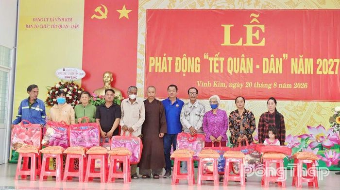 Tại Lễ phát động “Tết Quân - Dân” năm 2027, nhiều tổ chức, nhà hảo tâm trao tặng quà cho các hộ dân có hoàn cảnh khó khăn trên địa bàn xã Vĩnh Kim.