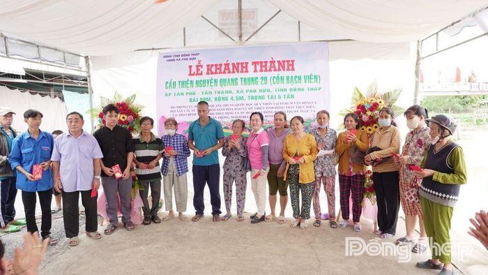 Đại diện nhà tài trợ trao quà cho các hộ nghèo, hộ có hoàn cảnh khó khăn tại lễ khánh thành.