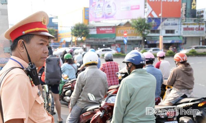 Lực lượng Cảnh sát giao thông túc trực trên các tuyến đường, tăng cường tuần tra, xử lý vi phạm giao thông.