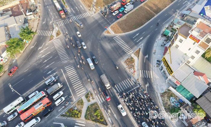 Tại ngã tư Đồng Tâm phương tiện tuy có đông nhưng không xảy ra tình trạng ùn tắc kéo dài trong những ngày đầu kỳ nghỉ lễ.