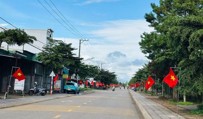 Công trình “Tuyến đường cờ Tổ quốc” góp phần lan tỏa niềm tự hào dân tộc trong các tầng lớp nhân dân địa phương. Ảnh: MN