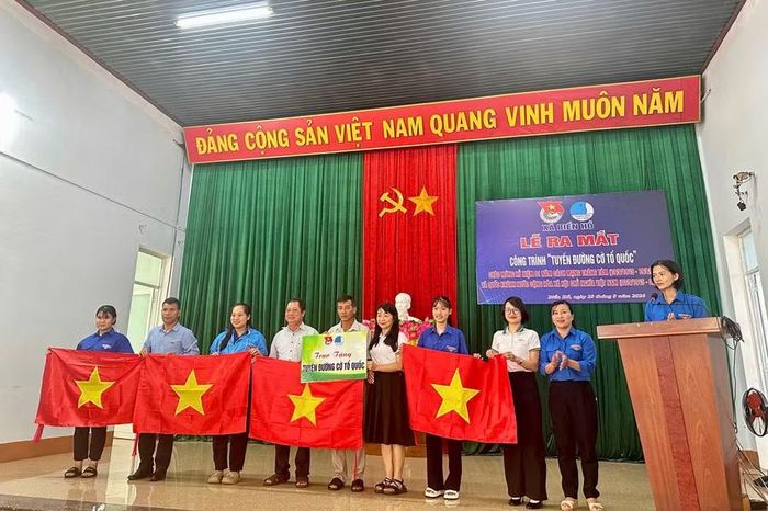 Các đơn vị bàn giao công trình “Tuyến đường cờ Tổ quốc” cho thôn Nghĩa Hưng 4. Ảnh: MN