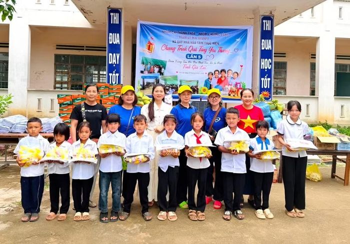 Học sinh điểm trường Ma H’rai thuộc Trường Tiểu học Trần Phú (xã Ia Hiao) nhận quà từ các nhóm thiện nguyện và nhà hảo tâm trao tặng. Ảnh: ĐVCC