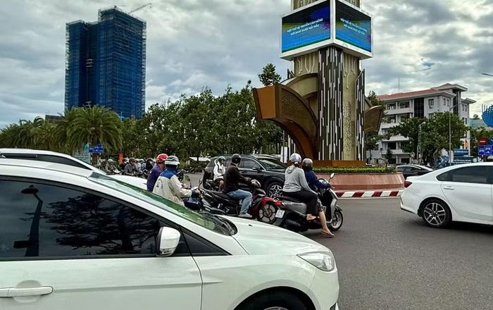  Dòng người, phương tiện lưu thông tại khu vực trung tâm Quy Nhơn trong sáng 29-8 - ngày đầu kỳ nghỉ lễ Quốc khánh 2-9. Ảnh: D.L 