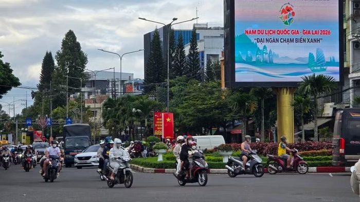  Đường phố Pleiku nhộn nhịp hơn khi về chiều trong ngày đầu kỳ nghỉ lễ Quốc khánh 2-9. Ảnh: Hoàng Hoài 