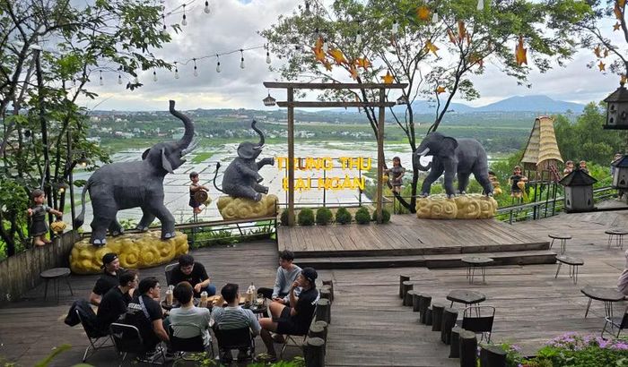  Không gian Trung thu mang đậm màu sắc đại ngàn tại một quán cà phê ở phố núi Pleiku. Ảnh: Hoàng Hoài 