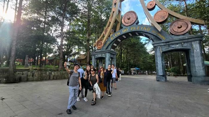  Du khách thích thú check-in tại Khu Di tích danh lam thắng cảnh Biển Hồ trong ngày đầu kỳ nghỉ lễ. Ảnh: Hoàng Hoài 