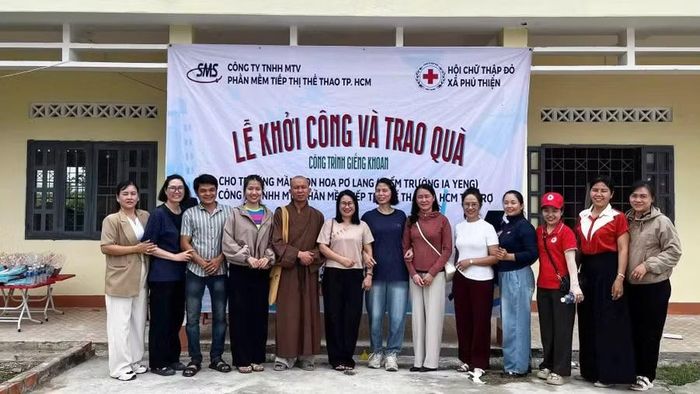 Ban tổ chức đã trao 605 suất quà “Tiếp sức đến trường” cho học sinh khó khăn, bàn giao công trình giếng khoan, hệ thống lọc nước và khởi công 1 công trình giếng nước tại các cơ sở giáo dục ở xã Phú Thiện. Ảnh: LH