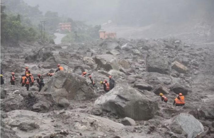  Tìm kiếm nạn nhân sau lũ quét. Ảnh: Cảnh sát Nepal 