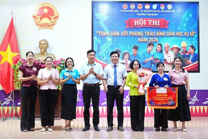 Ban Tổ chức trao giải nhất cho khu phố An Mỹ. Ảnh: Thái Ngân