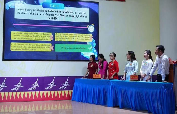 Các đội tham gia phần thi tìm hiểu kiến thức. Ảnh: Thái Ngân
