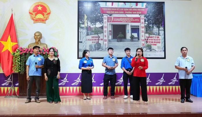Đội khu phố Hoài Châu tham gia phần thi chào hỏi. Ảnh: Thái Ngân