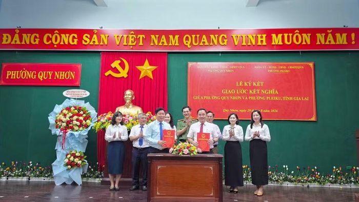  Lãnh đạo phường Quy Nhơn và Pleiku ký kết giao ước kết nghĩa. Ảnh: Bá Bính 
