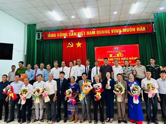  Bà Nguyễn Thị Lành - Bí thư Đảng ủy xã Ia Krái trao Huy hiệu cho các Đảng viên trên 30 năm tuổi Đảng. Ảnh: N.T 
