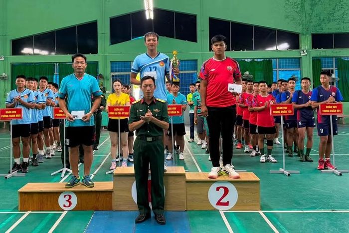  Ban Tổ chức trao giải cho các đội đạt thành tích ở môn bóng chuyền nam. Ảnh: Phương Huyền 