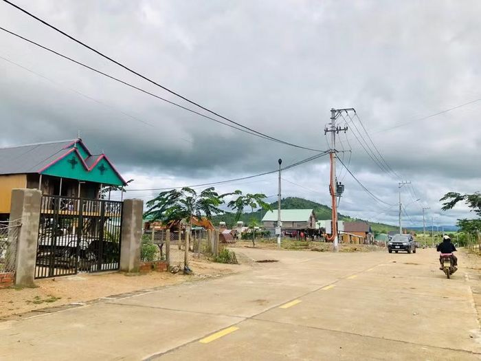Một góc làng Plei Pông (xã Chư A Thai) với những ngôi nhà được chỉnh trang, đường giao thông được đầu tư, góp phần làm đổi thay diện mạo khu dân cư. Ảnh: L.N
