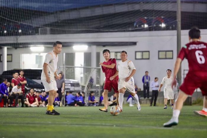  Thanh niên Việt Nam - Lào - Campuchia cùng thi đấu giao lưu bóng đá, tạo không khí sôi nổi, gần gũi. Ảnh: ĐVCC 