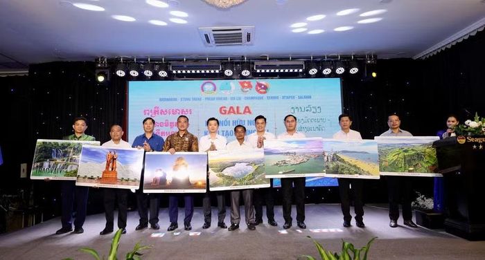  Những món quà lưu niệm được trao như lời gửi gắm tình cảm, sự trân trọng của thanh niên 3 nước sau chương trình giao lưu. Ảnh: ĐVCC 