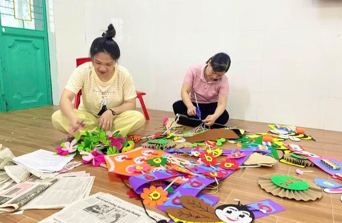 Ban giám hiệu Trường Mầm non Hoa Phong Lan đặc biệt khuyến khích giáo viên sử dụng các sản phẩm tự làm để trang trí lớp học, tạo cảm giác thân thiện cho trẻ. Ảnh: T.D 
