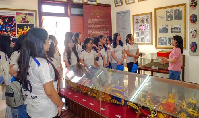  Trải nghiệm trực tiếp tại Nhà hát Nghệ thuật truyền thống tỉnh thông qua tham quan phòng truyền thống, vẽ mặt nạ hát bội, xem các vở diễn giúp người trẻ hiểu hơn về nghệ thuật hát bội, ca kịch bài chòi. Ảnh: Ngọc Nhuận 