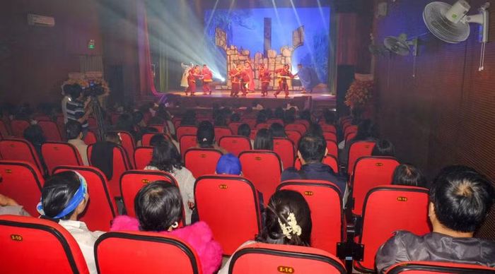  Những vở tuồng lịch sử do Nhà hát Nghệ thuật truyền thống tỉnh dàn dựng thu hút đông đảo khán giả đến xem. Ảnh: Ngọc Nhuận 