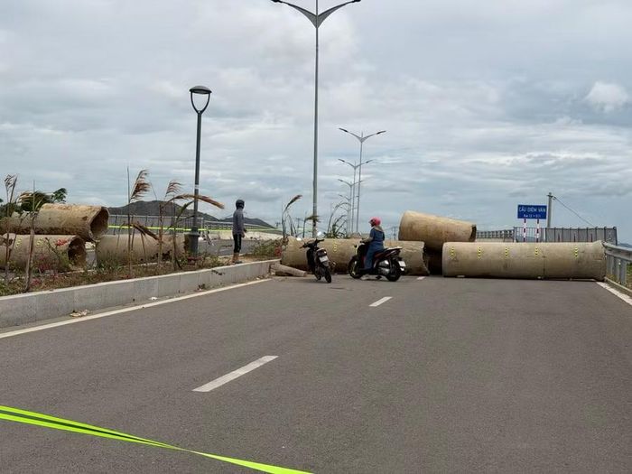  Người đi xe máy tìm cách vượt rào chắn để đi vào đoạn đường đang thi công. Ảnh: Nguyễn Chơn 