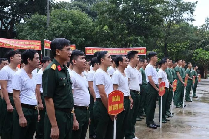 Cán bộ, chiến sĩ Quân đoàn 34 tại buổi phát động đi bộ “Cùng Việt Nam tiến bước” năm 2026. Ảnh: C.T
