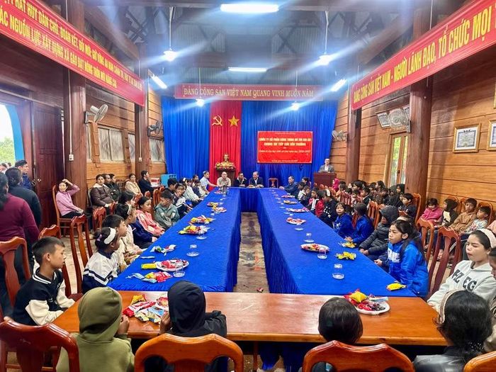 Quang cảnh buổi trao quà. Ảnh: Hà Duy