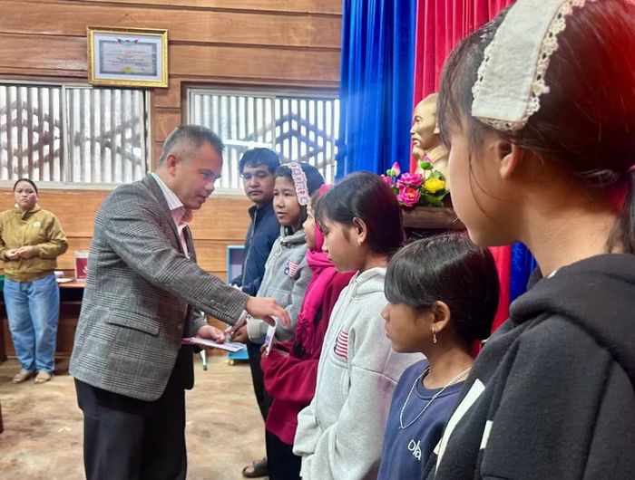 Ông Lê Bá Quốc Thắng - Phó Giám đốc Thường trực Công ty CP Công trình Đô thị Gia Lai trao quà cho các em học sinh. Ảnh Hà Duy