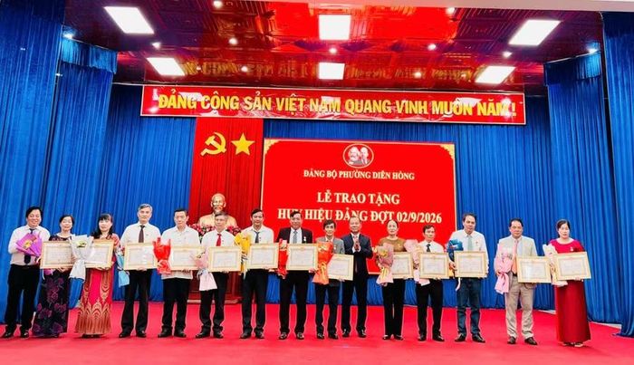 Lãnh đạo Đảng ủy phường Diên Hồng trao huy hiệu Đảng cho các đảng viên. Ảnh: Đỗ Hằng