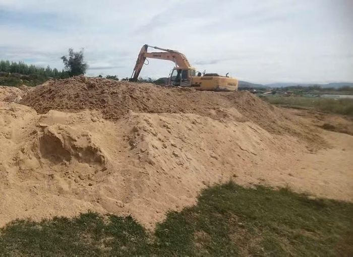 Hiện trường khu vực khai thác cát trái phép tại sông Côn (xã Tuy Phước Bắc) vào ngày 27-7. Ảnh: ĐVCC