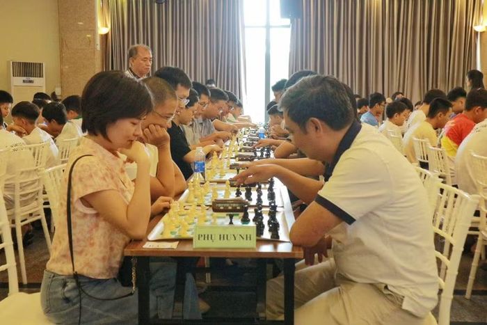  Sự đồng hành, ủng hộ của các bậc phụ huynh góp phần tạo thêm động lực để các kỳ thủ trẻ mạnh dạn tham gia thi đấu, giao lưu và tích lũy kinh nghiệm. Ảnh: H.V 