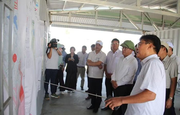  Chủ tịch UBND tỉnh Phạm Anh Tuấn (hàng trước, thứ 2 từ phải sang) nghe nhà đầu tư báo cáo tình hình triển khai dự án Khu văn hóa, thể dục thể thao, vui chơi giải trí kết hợp thương mại, dịch vụ, du lịch số 1. Ảnh: Trọng Lợi 