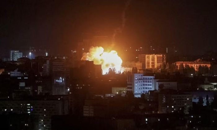  Khói lửa bốc lên sau một đòn tập kích của Nga vào Kiev, Ukraine, ngày 19-7. Ảnh: Reuters 