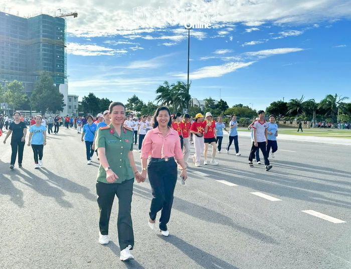Người dân và các lực lượng đi bộ hưởng ứng chương trình.